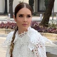 Marlene Favela se viste con un fascinante mini vestido negro con capa en transparencia floral de explosivos colores