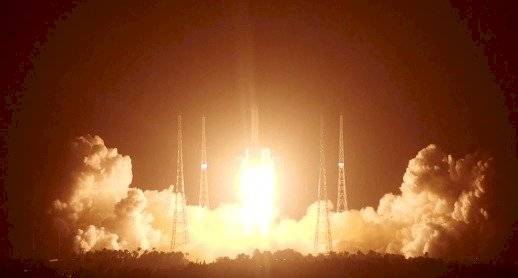 China lanza misión para traer material de la Luna
