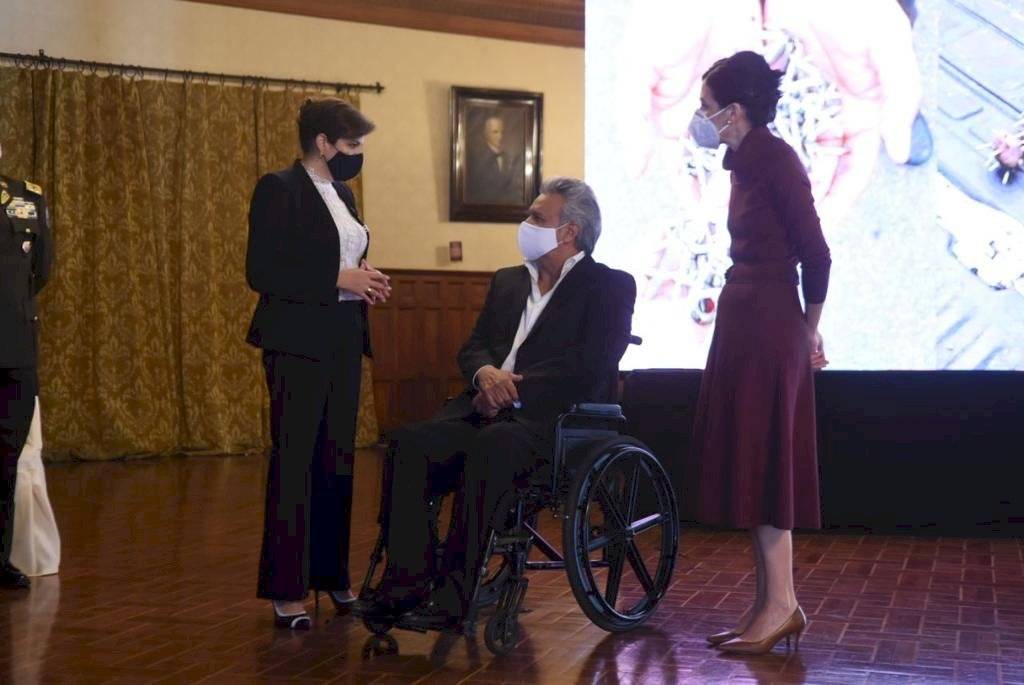 Ministra de Gobierno, María Paula Romo saluda al presidente Lenín Moreno y a la vicepresidenta María Alejandra Muñoz
