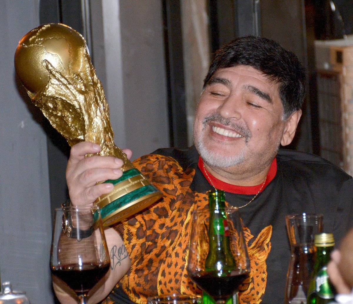 Diego Armando Maradona que sostiene una réplica de la Copa del Mundo en su época como técnico de los Dorados de Sinaloa