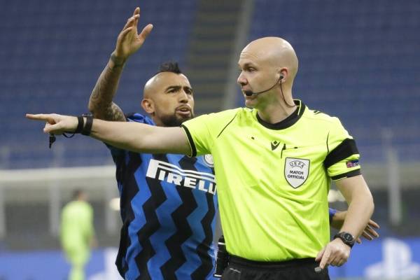 Arturo Vidal vuelve a sufrir ante el Real Madrid: simulación, reclamo y roja a los 33 minutos