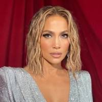 Jennifer Lopez reaparece sin maquillaje a sus 51 años y en un camisón verde mostrando su sencillez