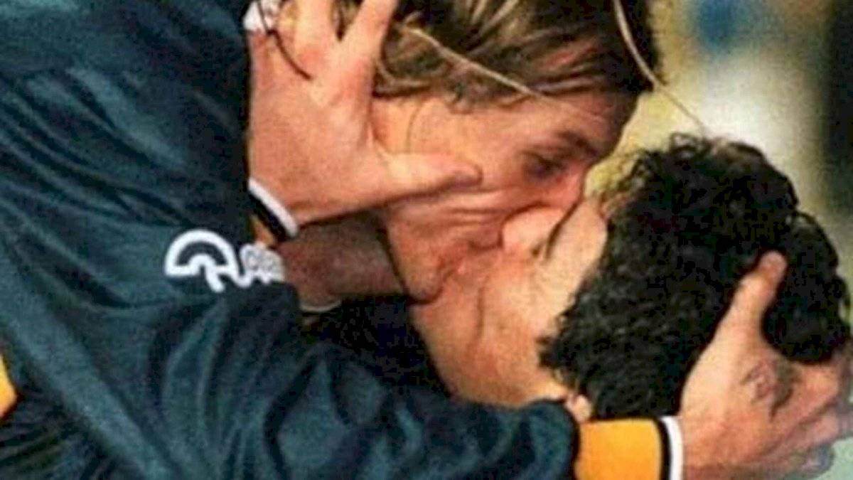 Maradona y Caniggia, uno de los besos más famosos de la historia del fútbol
