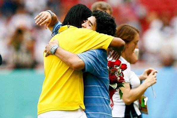 Ronaldinho y Diego Maradona