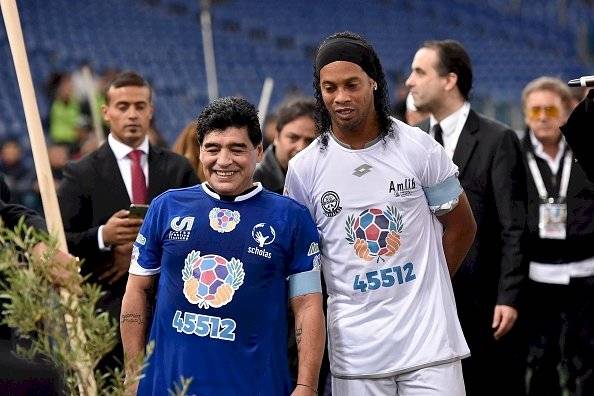 Ronaldinho y Diego Maradona