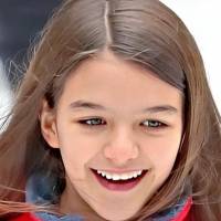 La hija de Tom Cruise, Suri cautiva en un maxi vestido de gasa rosa, de falda plisada asimétrica junto a unos tenis