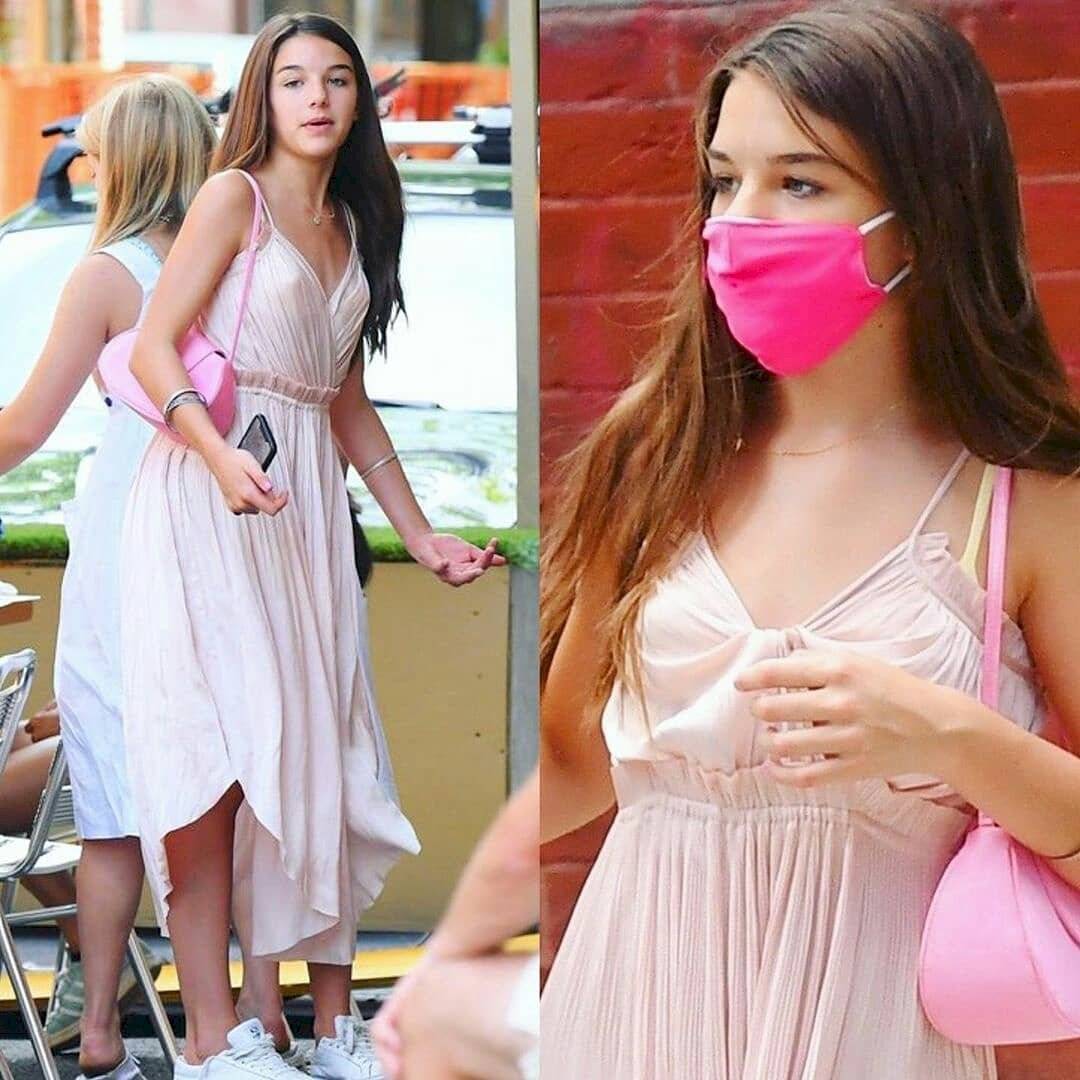 La hija de Tom Cruise, Suri cautiva en un maxi vestido de gasa rosa, de falda plisada asimétrica junto a unos tenis