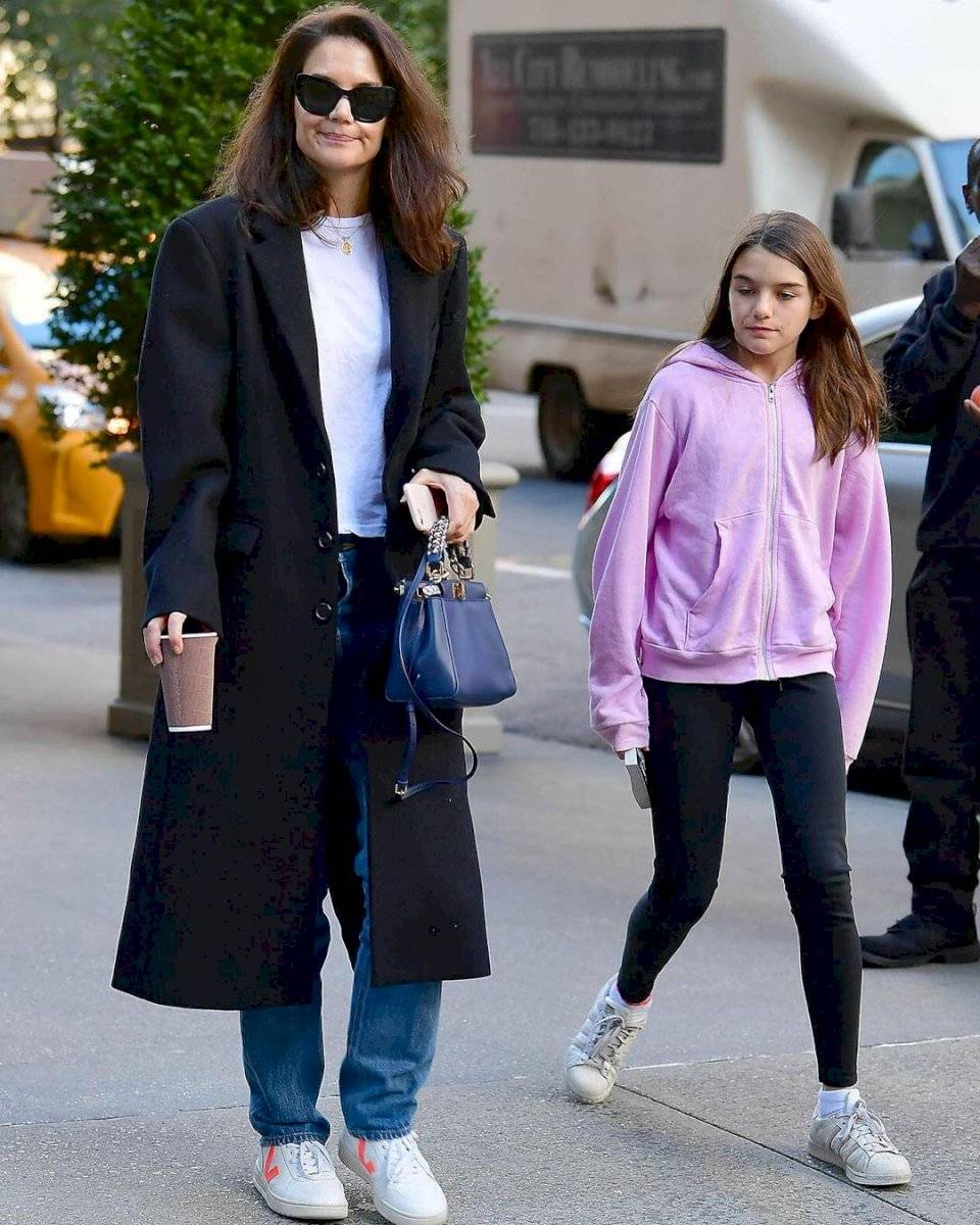 La hija de Tom Cruise, Suri cautiva en un maxi vestido de gasa rosa, de falda plisada asimétrica junto a unos tenis