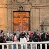 Presuntas feministas se enfrentan con policías en el Zócalo tras marcha