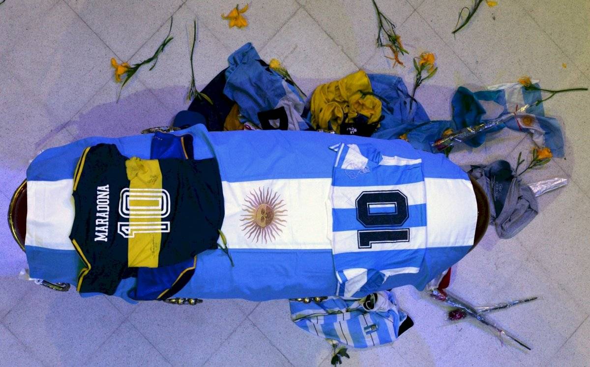 Vista del cajón cerrado donde yace Maradona, cubierto de una bandera argentina y una camiseta del Club Boca Juniors y de la Selección Argentina durante el velatorio hoy en la Casa Rosada