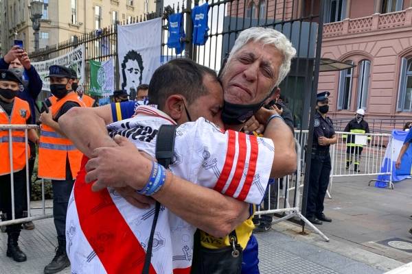 La pasión por Diego Maradona une a todos: conmovedora foto de hinchas de Boca consolando a un fanático de River