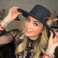 Aracely Arámbula es elegancia pura en una falda lápiz negra con blazer gris y maxi botas de cuero