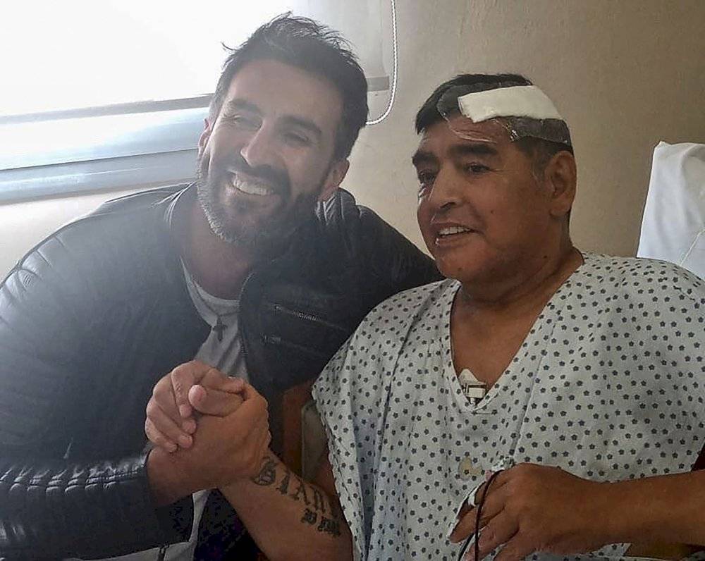 Leopoldo Luque, médico de Maradona, publicó última foto con vida del astro argentino