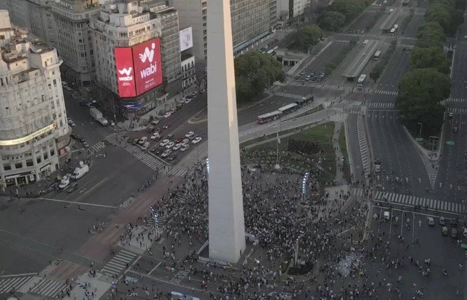 Aficionados rinden homenaje al icono del fútbol Diego Armando Maradona