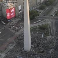 Aficionados rinden homenaje al ícono del futbol Diego Armando Maradona