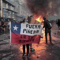 Policía dispara cañones de agua contra manifestantes antigubernamentales en Chile