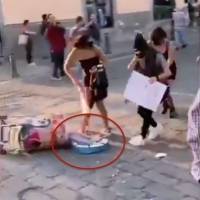 Agreden a vendedor de congeladas en marcha feminista de Querétaro, lo acusan de acoso