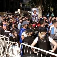 Aficionados acuden en masa al velatorio de Maradona en la Casa Rosada