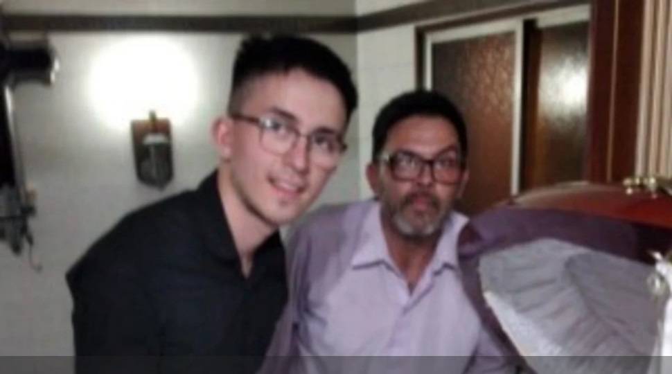 Habló hombre que se tomó foto al lado del féretro Habló hombre que se tomó foto al lado del féretro