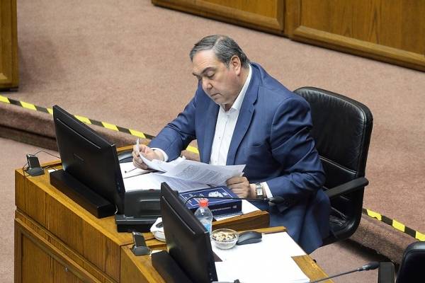 Usted no lo diga: senador Bianchi se queda con el micrófono abierto en plena sesión