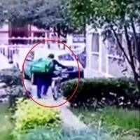 ¡Lamentable! Captan a supuesto repartidor de comida robando una bicicleta