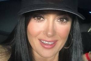 Salma Hayek luce cómoda y elegante con un jean blanco a la cadera y una chamarra roja de cuero