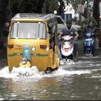 Al menos tres muertos y varias calles inundadas a causa del ciclón Nirav en la India