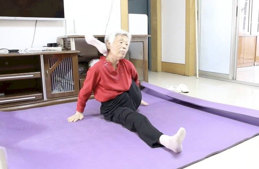 Mujer china de 82 años se hace viral gracias a su increíble flexibilidad