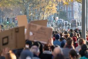 https://www.publimetro.com.mx/mx/noticias/2020/11/28/amp2-francia-al-menos-37-agentes-heridos-y-otras-46-personas-detenidas-en-las-protestas-contra-la-ley-de-seguridad.html