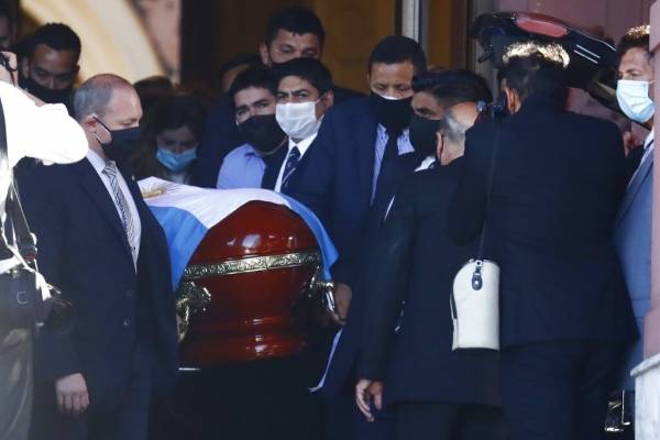 Familia de Maradona se querellará contra Google y Facebook