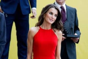Reina Letizia mezcla sencillez y elegancia en un jeans a la cadera y blazer con bordado griego azul