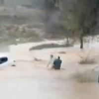 Guardia Civil española rescata a dos personas atrapadas en inundaciones de Valencia