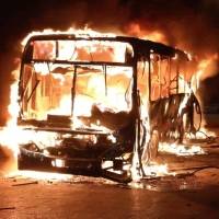 Manifestantes queman un autobús durante protesta contra el Gobierno de Guatemala