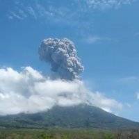 Volcán Lewotolo en Indonesia entra en erupción arrojando gran cantidad de cenizas