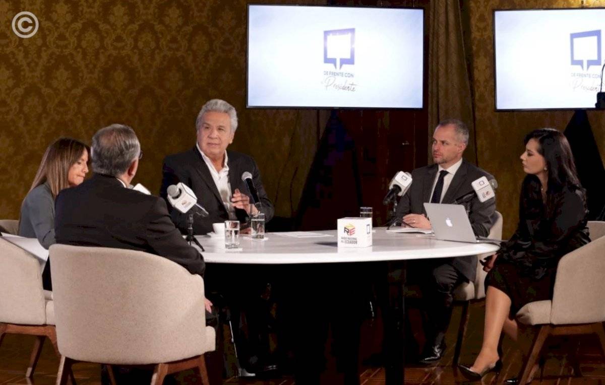 Presidente Lenín Moreno durante un diálogo con periodistas, el Ministro del Trabajo; Andrés Isch y la secretaria de Comunicación; Caridad Vela.