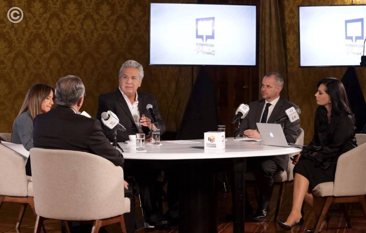 Presidente Lenín Moreno durante un diálogo con periodistas, el Ministro del Trabajo; Andrés Isch y la secretaria de Comunicación; Caridad Vela.