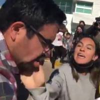Manifestante da cachetada a ayudante de AMLO durante su visita a Rosarito