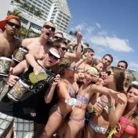 Carlos Joaquín busca cobrar impuesto a turistas extranjeros; recibe críticas