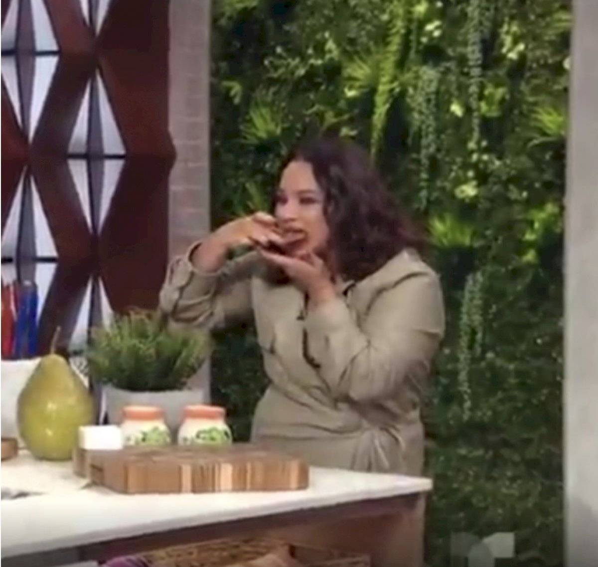 Look por el que recomiendan usuarios a Adamari López hacer dieta