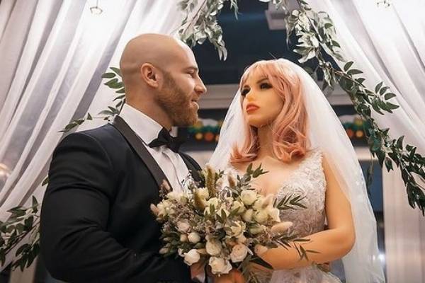 Lo hemos visto todo este 2020: fisicoculturista contrajo matrimonio con una muñeca inflable