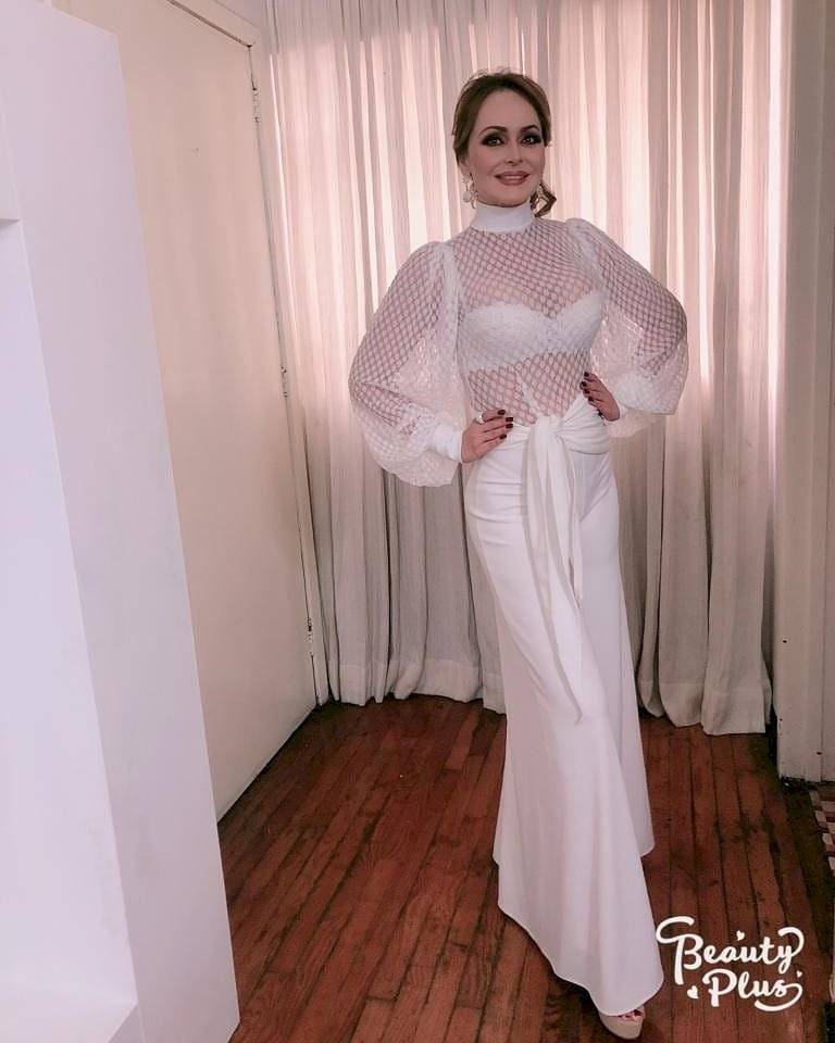 Gaby Spanic desborda elegancia en un look blanco de blusa en transparencia con mangas abullonadas y pantalón palazzo
