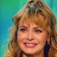 Gaby Spanic desborda elegancia en un look blanco de blusa en transparencia con mangas abullonadas y pantalón palazzo