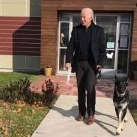 Una vida accidentada: Joe Biden se fractura el tobillo jugando con su perro