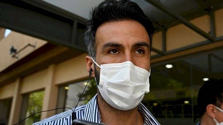 de forma espontánea en la fiscalía de San Isidro, luego de que el domingo su consultorio y casa fueran registrados por orden de la Justicia y tras asegurar que hizo "lo mejor" que se pudo por el exfutbolista.