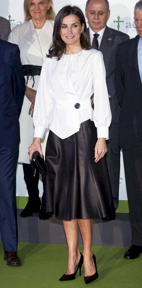 Letizia confirma que ama el cuero con una maxi falda negra que combina con una impecable blusa asimétrica de mangas abullonadas