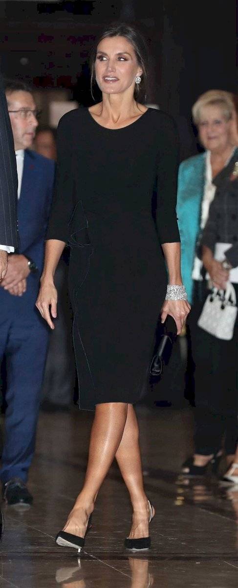 Letizia confirma que ama el cuero con una maxi falda negra que combina con una impecable blusa asimétrica de mangas abullonadas