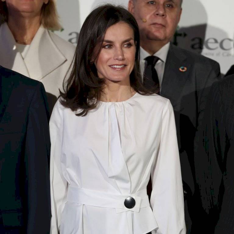 Letizia confirma que ama el cuero con una maxi falda negra que combina con una impecable blusa asimétrica de mangas abullonadas