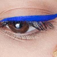 O delineado de sombra colorida é a nova tendência de make e aqui ensinamos como fazer