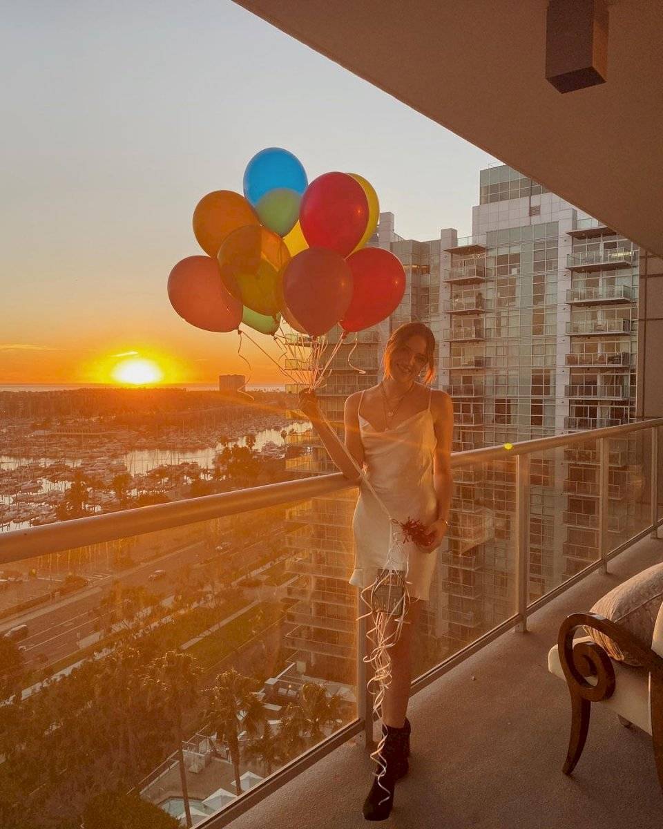 La hija de Alejandro Fernández, América celebra su cumpleaños 23 y presume su belleza en un vestido lencero beige con botines
