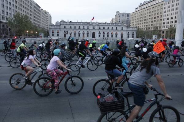 Ciclistas marchan frente a La Moneda